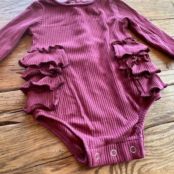 Kate Quinn Ribbed Ruffle Bodysuit, Size 0-3M - Picture 2 of 5